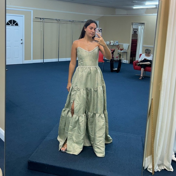 V Chapman Sage Gown - Picture 4 of 9